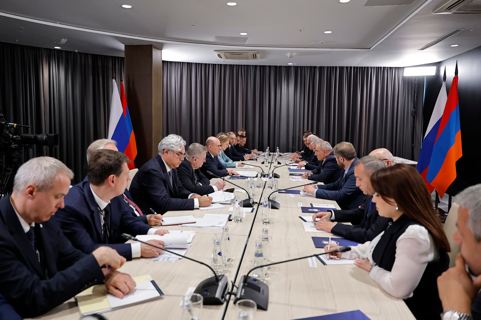 Pashinyan and Mishustin Meet as Russian-Armenian Trade Slides